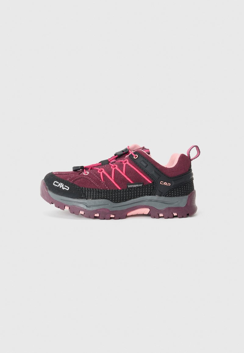 Zapatos de senderismo impermeables con una parte superior de color burdeos oscuro, acentos rosas y una malla negra texturizada. Cuenta con un sistema de cordones seguro y una suela robusta.