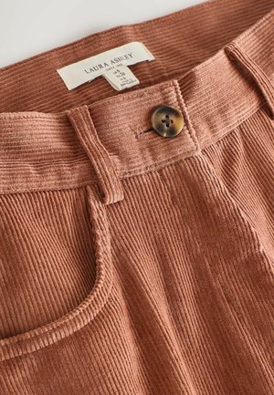 Cordhose in Rostfarbe mit gerippter Textur, ausgestattet mit einem einzigen Knopfverschluss und gesteppten Details an Taschen und Bund.