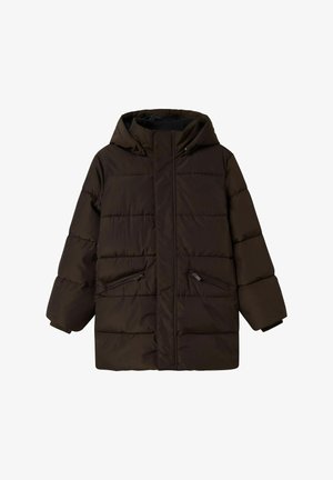 Veste matelassée marron avec capuche, présentant un design matelassé horizontal, une fermeture éclair à l'avant et deux poches latérales zippées. Texture douce.