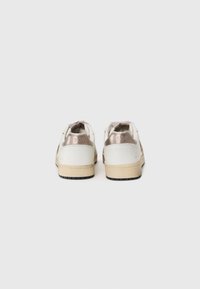 Sneakers bianchi con accenti metallici rosé gold sul tallone e una suola in gomma testurizzata. Il design presenta un branding minimalista impressa di lato.
