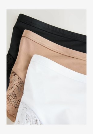 Tre paia di mutandine impilate: nere, nude e bianche. Ognuna con dettagli in pizzo. Tessuto liscio con bordi elastici.