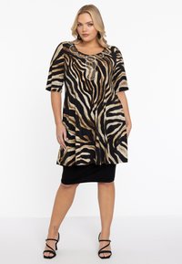 Tiermuster-Kleid mit schwarzen und goldenen Zebra-Streifen, kurzen Ärmeln, einem runden Ausschnitt mit Perlenakzenten und einer ausgestellten Silhouette.