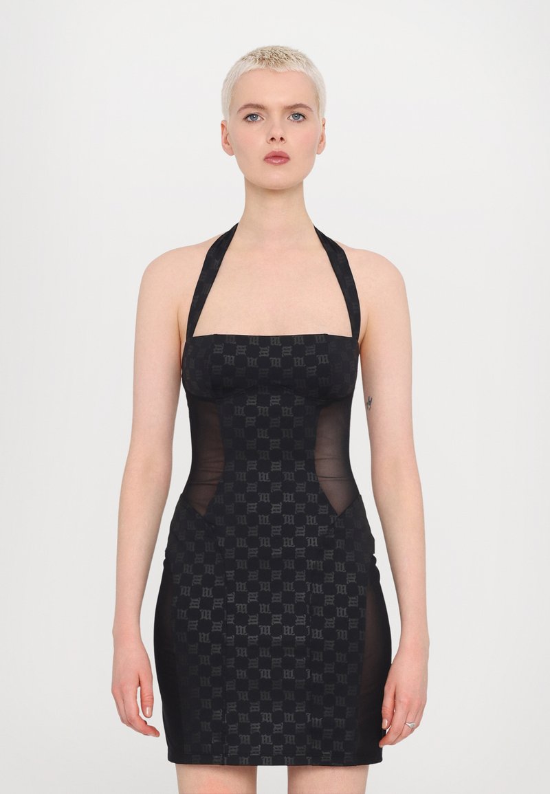 Rochie neagră cu gât halter, confecționată dintr-un material cu un model, panouri laterale transparente și o siluetă ajustată, de lungime mini.