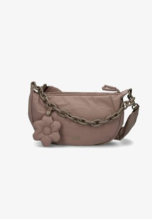 Weiche mauvefarbene Schultertasche mit grobem Kettenriemen und passendem blumenförmigen Anhänger, mit Reißverschluss und glatter Stofftextur.