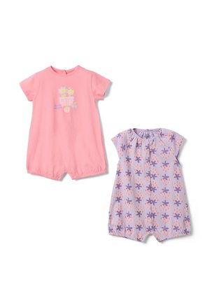 Deux grenouillères pour bébé : l'une rose avec un motif de fleur et de chariot, manches courtes ; l'autre lavande avec un motif étoilé violet, manches légères, toutes deux avec des fermetures à boutons-pression.