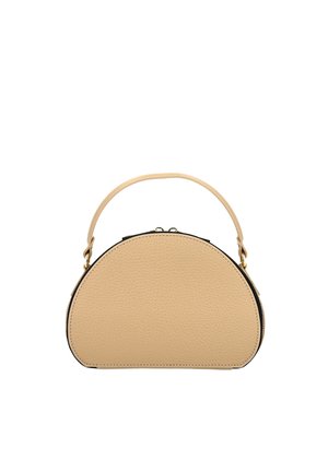 Bolso de cuero beige con forma redondeada, acento negro en la base, cierre de cremallera en la parte superior y asa detachable. Acabado texturizado.