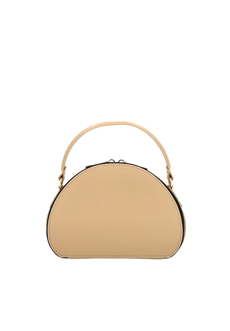 Bolso de cuero beige con forma redondeada, acento negro en la base, cierre de cremallera en la parte superior y asa detachable. Acabado texturizado.