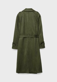 Olijfgroene trenchcoat van zacht materiaal, voorzien van een getailleerde pasvorm, brede rever en met knopen afgewerkte manchetten. Achteraanzicht getoond.