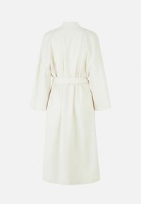 Beige Robe aus weichem Material, mit lockerer Passform, langen Ärmeln, einem Bindegürtel in der Taille und einem glatten, minimalistischem Design.