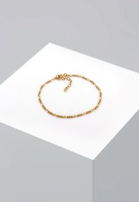 Bracelet en chaîne dorée avec des maillons torsadés, doté d'un fermoir à ressort et d'une section de chaîne ajustable pour varier la taille. Texture lisse et finition brillante.