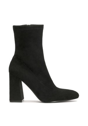 Botine din suede negru, cu vârf ascuțit, toc pătrat și textură netedă. Au un șoc înalt și detalii minime de cusătură.