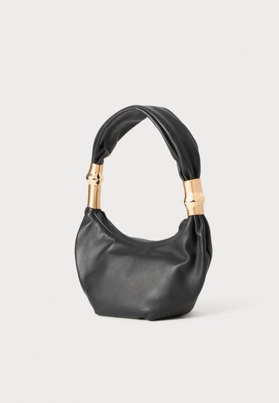 Schwarze Lederhandtasche mit einer weichen, abgerundeten Form, einem geknoteten Griff und Akzenten aus goldfarbenem Metall. Glatte Textur, minimalistisches Design.