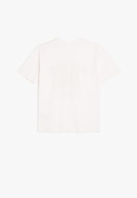 Camiseta de algodón blanca, de manga corta, con cuello redondo, que presenta un sutil estampado gráfico en la parte posterior, de textura suave.