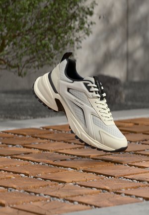 HIKE RUN - Športni copati - bright white/black