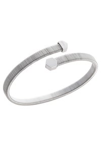 Pulsera de pulsera de plata con un diseño flexible y estriado y acentos hexagonales en cada extremo. Textura metálica suave; estilo ligero y minimalista.