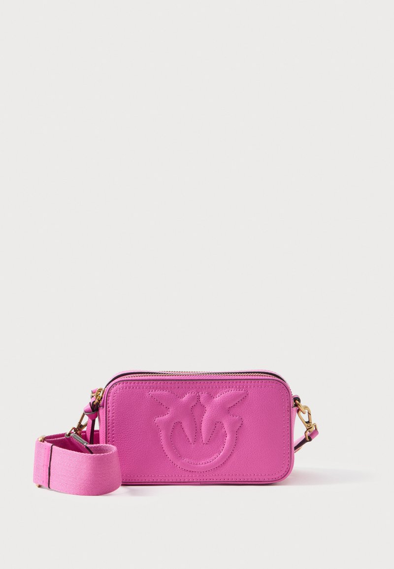 Bolsa de ombro em pele rosa com design embossado, fecho com zíper e alça destacável. Apresenta uma textura suave e detalhes em metal dourado.