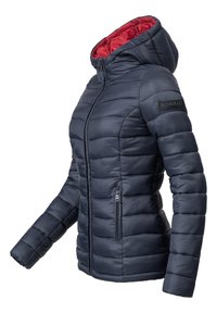 Doudoune marine avec un intérieur rouge, présentant un design matelassé horizontal, deux poches latérales zippées et une capuche. Patch noir de la marque sur la manche.