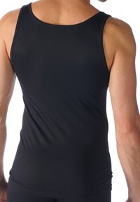 Svart ärmlös tanktopp i lätt och slät tyg. Har en rundad halsringning och en tät passform som betonar kroppens konturer.