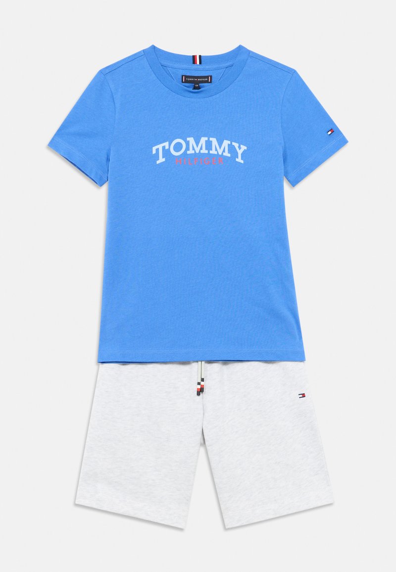 Μπλε βαμβακερό μπλουζάκι με το λογότυπο "TOMMY HILFIGER" σε λευκό και κόκκινο. Γκρι βαμβακερά σορτς με κορδόνι και μικρό έμβλημα μάρκας στο πλάι.
