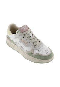 Sneaker bianco in pelle con accenti in suede menta e lavanda. Presenta una punta perforata, lacci beige e un colletto imbottito con logo.