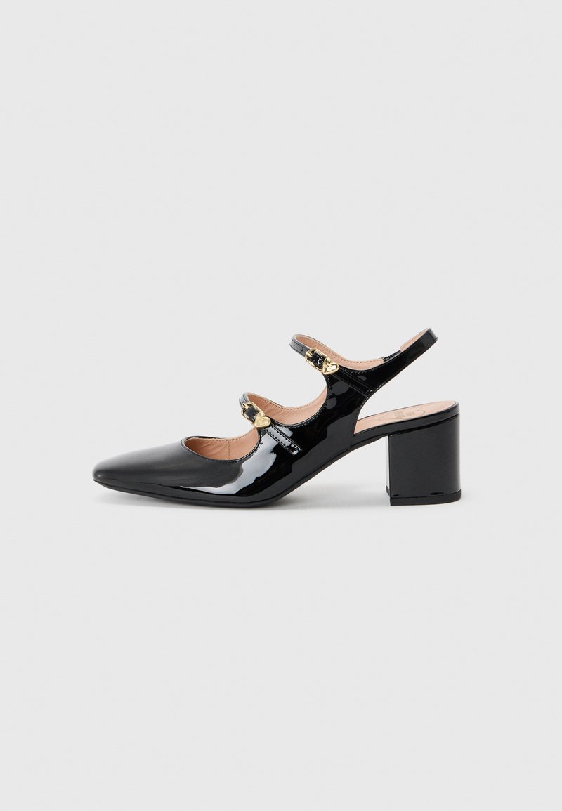 Pantofi slingback din piele lacuită neagră, cu vârf ascuțit, două închideri cu curea și toc gros. Textură netedă și design minimalist.