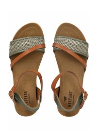 Hnědé kožené a šedé textilní sandály s křížovými pásky, polstrovanou stélkou a detailem přezky. Viditelná korková podrážka.