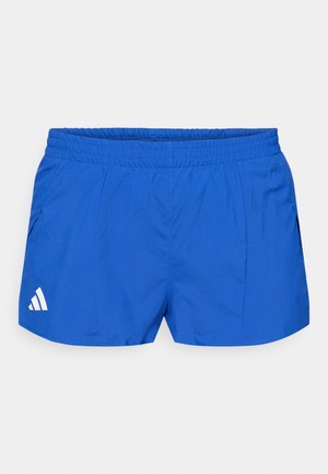 Modré sportovní šortky z lehkého materiálu, s elastickým pasem, dvěma bočními kapsami a bílým logem jako doplňkem.