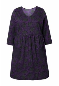 Robe violette à motif floral, décolleté en V, manches trois-quarts et taille froncée. Dispose de deux poches plaquées sur le bas à l'avant.