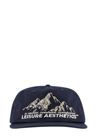 Mørkeblå caps med brodert fjelldesign og teksten "LEISURE AESTHETICS" i hvitt. Flat brem og justerbar bakstropp.