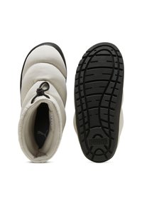 Botas PUMA de color claro hasta la mitad de la pantorrilla con parte superior acolchada, acentos negros y suelas de goma texturizada; cuenta con un sistema de cordones para un ajuste seguro.