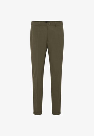 Olíva zöld nadrág egyenes szárú szabással, gombos záródással és felgöngyölített szárakkal. Simább anyagból készült, enyhe textúrával.