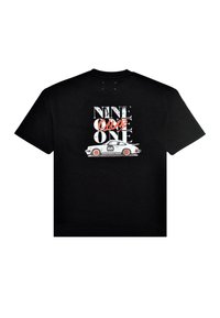 Sort bomulds T-shirt med et grafisk design af en bil med teksten "NINE ONE ONE" i hvid og rød samt nummeret "88" på siden.