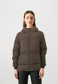 Brun puffjakke med hette, med glidelås foran, elastiske mansjetter og quiltet design. Stoffet ser mykt og isolert ut.