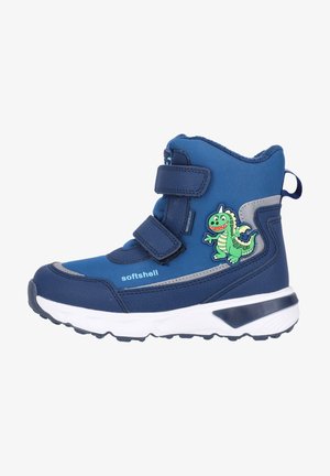 Sininen pehmeäkuorinen saapas, jossa on kaksi tarranauhaa, vihreä lohikäärmepatchi, teksturoitu pinta ja valkoinen pohja. Kannan musta yksityiskohta.