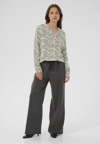Kaffe DITTE - Pluus - black oyster turtledove animal