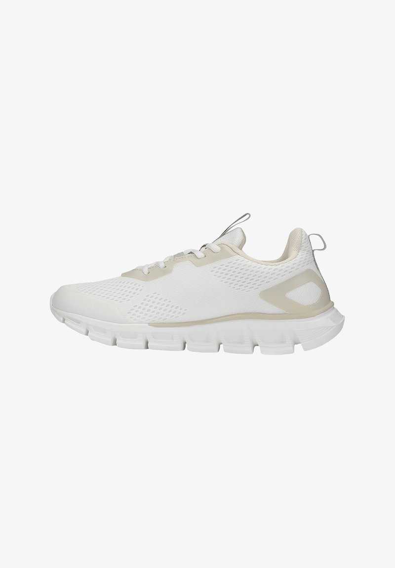 Chaussure de sport légère et blanche avec une tige en maille, un col rembourré et une semelle texturée. Présente des accents beiges minimalistes et un système de laçage.