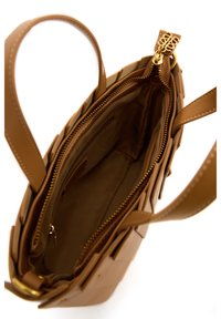 Sac à main tissé marron avec une texture en cuir lisse, doté d'une fermeture éclair et d'une poche intérieure. La vue de dessus montre l'attache de la bandoulière.