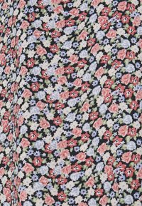 Tejido floral con un fondo oscuro. Presenta pequeñas flores rosas, azules y blancas dispuestas de manera densa, con hojas verdes que acentúan el diseño.