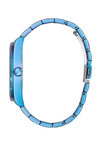 Vista lateral de un reloj de pulsera metálico azul con una pulsera de eslabones y una corona en el lado derecho de la caja del reloj.