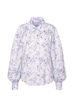 Blouse blanche boutonnée avec de longues manches bouffantes et un délicat motif floral bleu clair.
