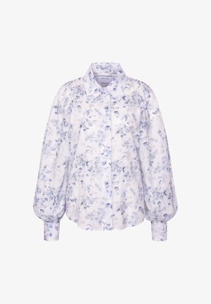 Blouse blanche boutonnée avec de longues manches bouffantes et un délicat motif floral bleu clair.
