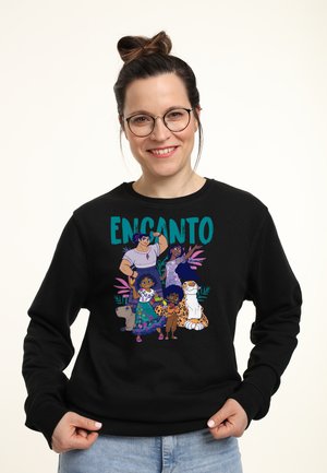 Czarny sweatshirt z kolorową grafiką postaci z kreskówki "Encanto", otoczony tropikalnymi liśćmi.