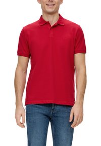 Rotes Polo-Shirt aus Baumwolle, mit klassischem Kragen, kurzen Ärmeln und geradem Saum. Strukturierter Stoff mit dezentem Branding-Detail.