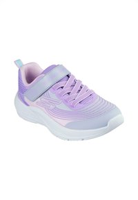 Zapatilla deportiva púrpura con parte superior de malla, forro suave, correa de Velcro ajustable y suela de goma. Presenta un tejido texturizado y un sutil diseño en degradado.