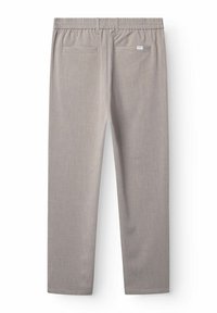 Helle graue Hose aus einem strukturierten Stoff, mit einem elastischen Bund, geraden Beinen und zwei Gesäßtaschen.
