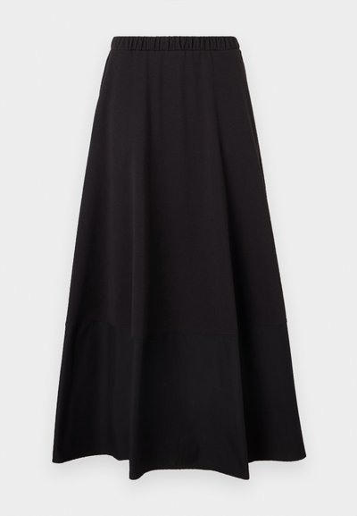 Μαύρη δίχρωμη μακριά φούστα με ελαστική μέση και φουσκωτή λωρίδα, παρουσιάζεται σε απλό ανοιχτό φόντο.