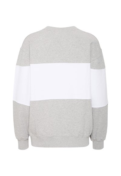 Felpa grigia con una striscia bianca orizzontale. Presenta un colletto rotondo, spalle scese e polsini a coste. Texture morbida, design informale.
