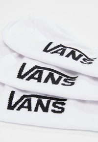 Calcetines blancos de algodón con el logo negro "VANS", textura suave, diseño de longitud media y estilo minimalista sin patrones adicionales.