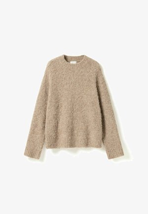 Bež bež pulover iz grobega pletiva z dolgimi rokavi in okroglim izrezom, položen na ravno belo podlago.