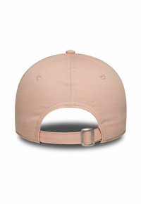 Cappellino da baseball rosa con una texture di tessuto morbido, cinturino regolabile sul retro e una corona rotonda. Design semplice senza loghi o motivi visibili.